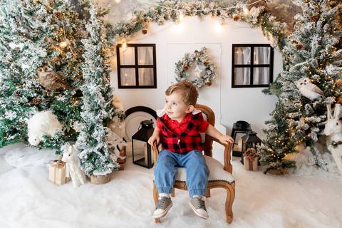 ensaio de natal bebê touca de papai noel brasilia df registrado pela fotógrafa letícia franco papai noel arvore guirlanda pijama carter's carters  trailer neve
'