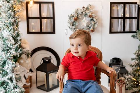 ensaio de natal bebê touca de papai noel brasilia df registrado pela fotógrafa letícia franco papai noel arvore guirlanda pijama carter's carters  trailer neve
'