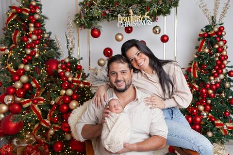 ensaio de natal bebê touca de papai noel brasilia df registrado pela fotógrafa letícia franco papai noel arvore guirlanda pijama carter's carters  trailer neve
'