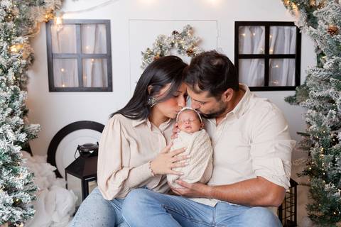 ensaio de natal bebê touca de papai noel brasilia df registrado pela fotógrafa letícia franco papai noel arvore guirlanda pijama carter's carters  trailer neve
'