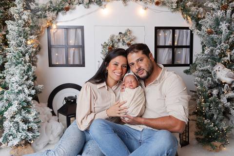 ensaio de natal bebê touca de papai noel brasilia df registrado pela fotógrafa letícia franco papai noel arvore guirlanda pijama carter's carters  trailer neve
'