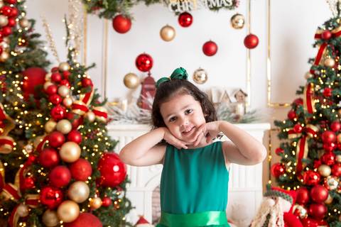 ensaio de natal bebê touca de papai noel brasilia df registrado pela fotógrafa letícia franco papai noel arvore guirlanda pijama carter's carters  trailer neve
'