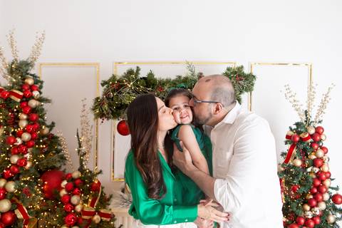 ensaio de natal bebê touca de papai noel brasilia df registrado pela fotógrafa letícia franco papai noel arvore guirlanda pijama carter's carters  trailer neve
'