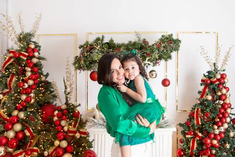 ensaio de natal bebê touca de papai noel brasilia df registrado pela fotógrafa letícia franco papai noel arvore guirlanda pijama carter's carters  trailer neve
'