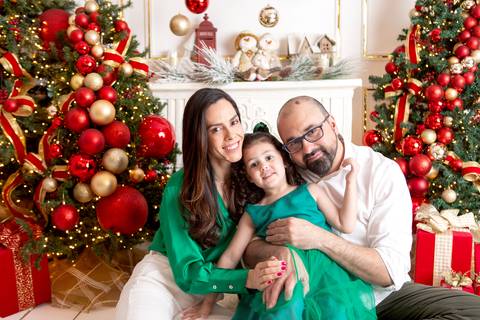 ensaio de natal bebê touca de papai noel brasilia df registrado pela fotógrafa letícia franco papai noel arvore guirlanda pijama carter's carters  trailer neve
'