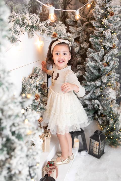 ensaio de natal bebê touca de papai noel brasilia df registrado pela fotógrafa letícia franco papai noel arvore guirlanda pijama carter's carters  trailer neve
'