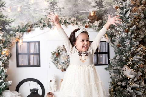 ensaio de natal bebê touca de papai noel brasilia df registrado pela fotógrafa letícia franco papai noel arvore guirlanda pijama carter's carters  trailer neve
'