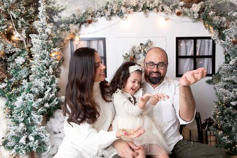 ensaio de natal bebê touca de papai noel brasilia df registrado pela fotógrafa letícia franco papai noel arvore guirlanda pijama carter's carters  trailer neve
'