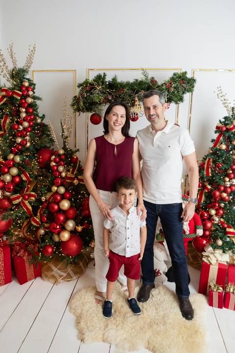 ensaio de natal bebê touca de papai noel brasilia df registrado pela fotógrafa letícia franco papai noel arvore guirlanda pijama carter's carters  trailer neve
'