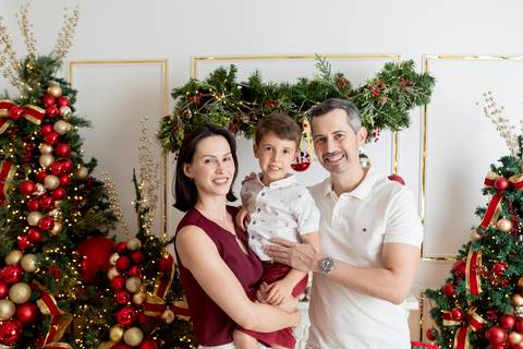 ensaio de natal bebê touca de papai noel brasilia df registrado pela fotógrafa letícia franco papai noel arvore guirlanda pijama carter's carters  trailer neve
'