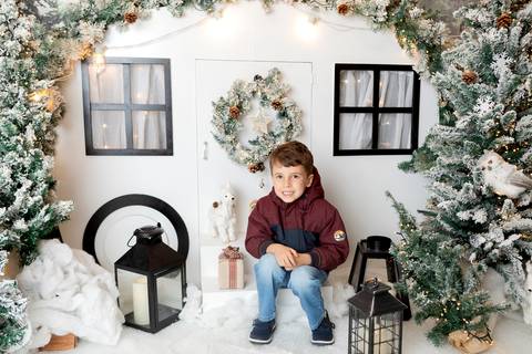 ensaio de natal bebê touca de papai noel brasilia df registrado pela fotógrafa letícia franco papai noel arvore guirlanda pijama carter's carters  trailer neve
'