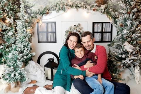 ensaio de natal bebê touca de papai noel brasilia df registrado pela fotógrafa letícia franco papai noel arvore guirlanda pijama carter's carters  trailer neve
'