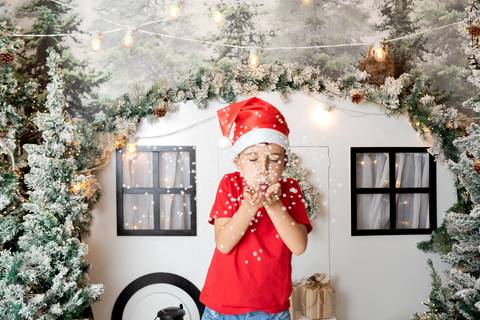 ensaio de natal bebê touca de papai noel brasilia df registrado pela fotógrafa letícia franco papai noel arvore guirlanda pijama carter's carters  trailer neve
'