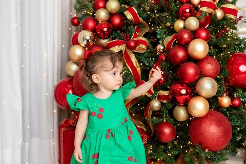 ensaio de natal bebê touca de papai noel brasilia df registrado pela fotógrafa letícia franco papai noel arvore guirlanda pijama carter's carters  trailer neve

'