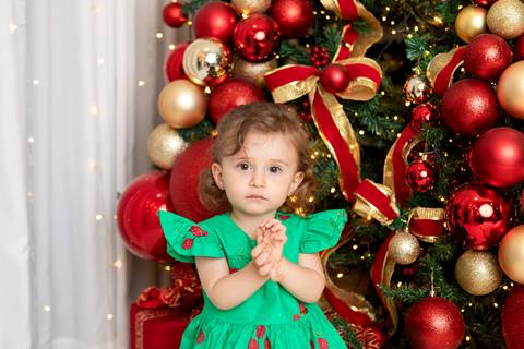 ensaio de natal bebê touca de papai noel brasilia df registrado pela fotógrafa letícia franco papai noel arvore guirlanda pijama carter's carters  trailer neve

'