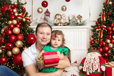 ensaio de natal bebê touca de papai noel brasilia df registrado pela fotógrafa letícia franco papai noel arvore guirlanda pijama carter's carters  trailer neve

'