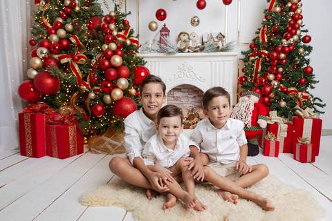 ensaio de natal bebê touca de papai noel brasilia df registrado pela fotógrafa letícia franco papai noel arvore guirlanda pijama carter's carters  trailer neve
'