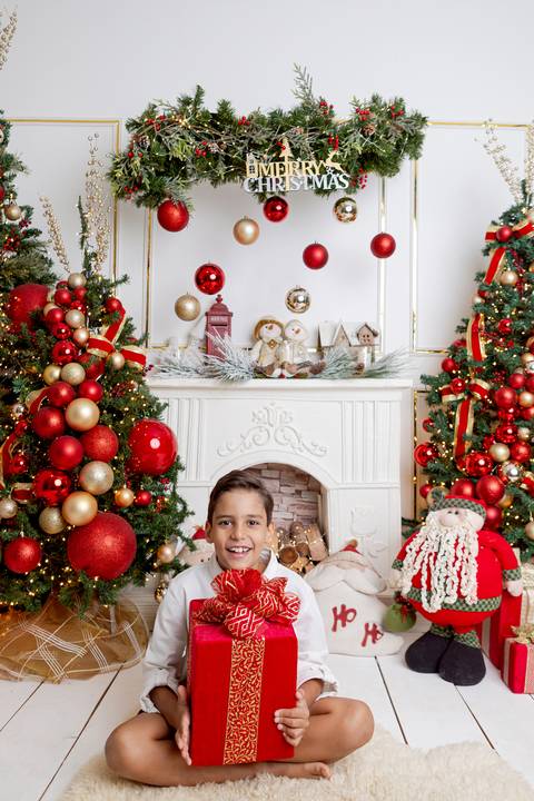 ensaio de natal bebê touca de papai noel brasilia df registrado pela fotógrafa letícia franco papai noel arvore guirlanda pijama carter's carters  trailer neve
'