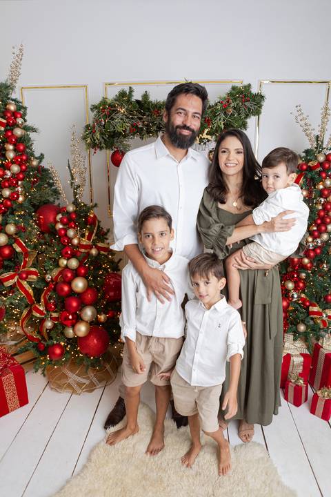 ensaio de natal bebê touca de papai noel brasilia df registrado pela fotógrafa letícia franco papai noel arvore guirlanda pijama carter's carters  trailer neve
'