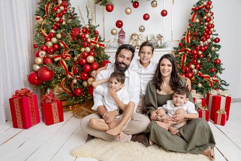 ensaio de natal bebê touca de papai noel brasilia df registrado pela fotógrafa letícia franco papai noel arvore guirlanda pijama carter's carters  trailer neve
'