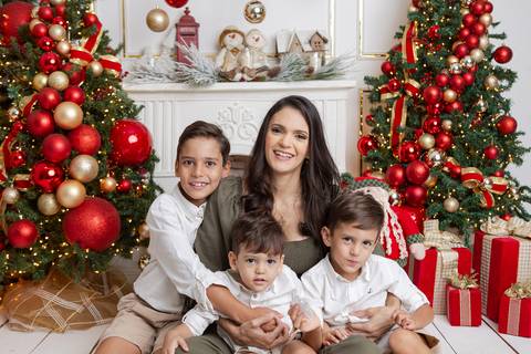 ensaio de natal bebê touca de papai noel brasilia df registrado pela fotógrafa letícia franco papai noel arvore guirlanda pijama carter's carters  trailer neve
'