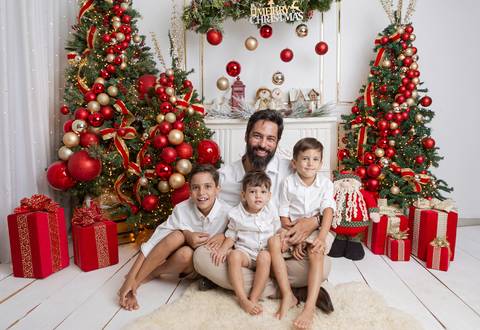 ensaio de natal bebê touca de papai noel brasilia df registrado pela fotógrafa letícia franco papai noel arvore guirlanda pijama carter's carters  trailer neve
'