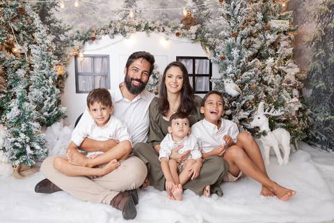 ensaio de natal bebê touca de papai noel brasilia df registrado pela fotógrafa letícia franco papai noel arvore guirlanda pijama carter's carters  trailer neve
'