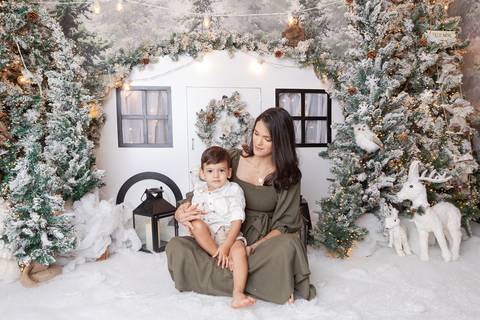 ensaio de natal bebê touca de papai noel brasilia df registrado pela fotógrafa letícia franco papai noel arvore guirlanda pijama carter's carters  trailer neve
'