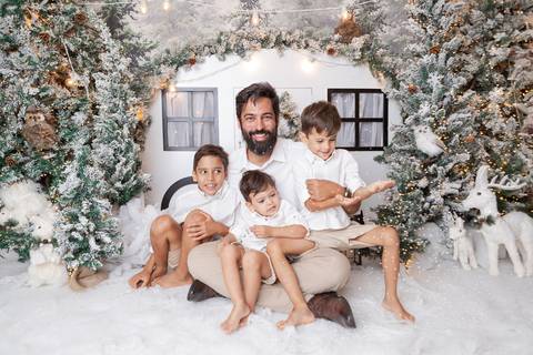 ensaio de natal bebê touca de papai noel brasilia df registrado pela fotógrafa letícia franco papai noel arvore guirlanda pijama carter's carters  trailer neve
'