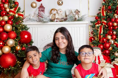 ensaio de natal bebê touca de papai noel brasilia df registrado pela fotógrafa letícia franco papai noel arvore guirlanda pijama carter's carters  trailer neve
'