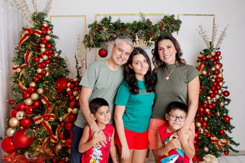 ensaio de natal bebê touca de papai noel brasilia df registrado pela fotógrafa letícia franco papai noel arvore guirlanda pijama carter's carters  trailer neve
'