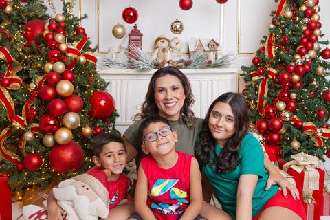 ensaio de natal bebê touca de papai noel brasilia df registrado pela fotógrafa letícia franco papai noel arvore guirlanda pijama carter's carters  trailer neve
'