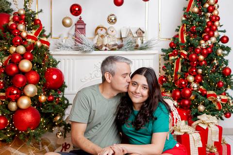 ensaio de natal bebê touca de papai noel brasilia df registrado pela fotógrafa letícia franco papai noel arvore guirlanda pijama carter's carters  trailer neve
'