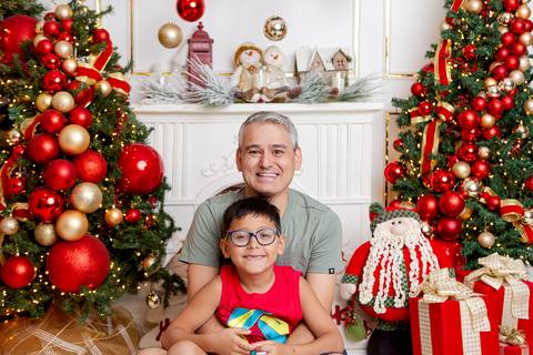 ensaio de natal bebê touca de papai noel brasilia df registrado pela fotógrafa letícia franco papai noel arvore guirlanda pijama carter's carters  trailer neve
'