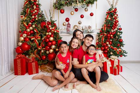 ensaio de natal bebê touca de papai noel brasilia df registrado pela fotógrafa letícia franco papai noel arvore guirlanda pijama carter's carters  trailer neve
'