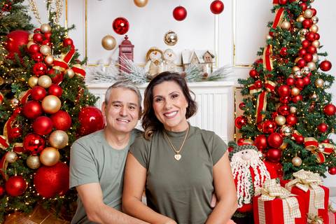 ensaio de natal bebê touca de papai noel brasilia df registrado pela fotógrafa letícia franco papai noel arvore guirlanda pijama carter's carters  trailer neve
'