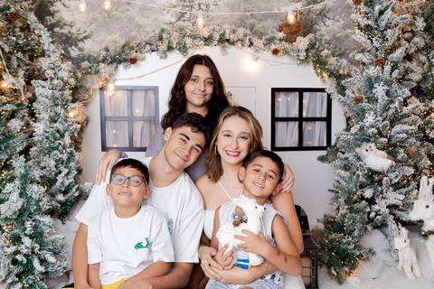 ensaio de natal bebê touca de papai noel brasilia df registrado pela fotógrafa letícia franco papai noel arvore guirlanda pijama carter's carters  trailer neve
'