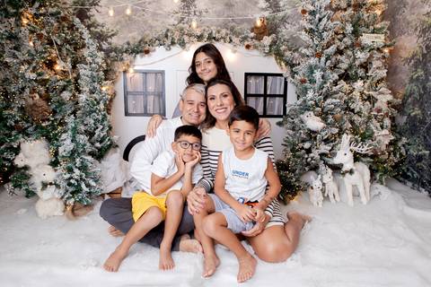 ensaio de natal bebê touca de papai noel brasilia df registrado pela fotógrafa letícia franco papai noel arvore guirlanda pijama carter's carters  trailer neve
'