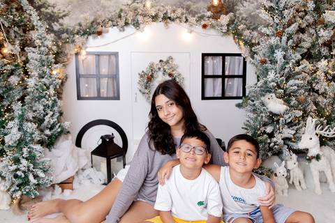 ensaio de natal bebê touca de papai noel brasilia df registrado pela fotógrafa letícia franco papai noel arvore guirlanda pijama carter's carters  trailer neve
'