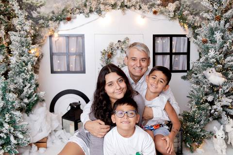 ensaio de natal bebê touca de papai noel brasilia df registrado pela fotógrafa letícia franco papai noel arvore guirlanda pijama carter's carters  trailer neve
'