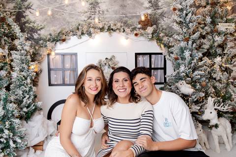 ensaio de natal bebê touca de papai noel brasilia df registrado pela fotógrafa letícia franco papai noel arvore guirlanda pijama carter's carters  trailer neve
'