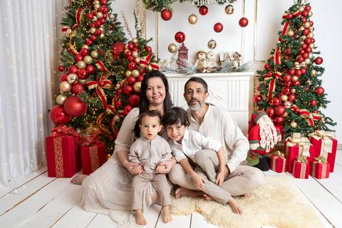 ensaio de natal bebê touca de papai noel brasilia df registrado pela fotógrafa letícia franco papai noel arvore guirlanda pijama carter's carters  trailer neve
'