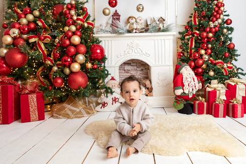 ensaio de natal bebê touca de papai noel brasilia df registrado pela fotógrafa letícia franco papai noel arvore guirlanda pijama carter's carters  trailer neve
'