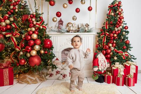 ensaio de natal bebê touca de papai noel brasilia df registrado pela fotógrafa letícia franco papai noel arvore guirlanda pijama carter's carters  trailer neve
'