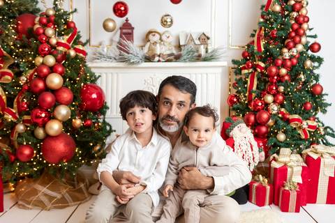 ensaio de natal bebê touca de papai noel brasilia df registrado pela fotógrafa letícia franco papai noel arvore guirlanda pijama carter's carters  trailer neve
'