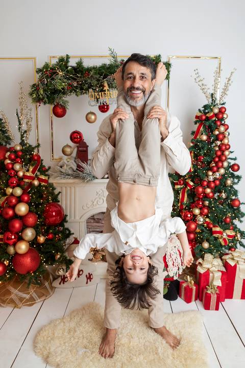 ensaio de natal bebê touca de papai noel brasilia df registrado pela fotógrafa letícia franco papai noel arvore guirlanda pijama carter's carters  trailer neve
'