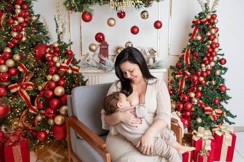 ensaio de natal bebê touca de papai noel brasilia df registrado pela fotógrafa letícia franco papai noel arvore guirlanda pijama carter's carters  trailer neve
'