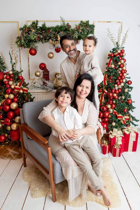 ensaio de natal bebê touca de papai noel brasilia df registrado pela fotógrafa letícia franco papai noel arvore guirlanda pijama carter's carters  trailer neve
'