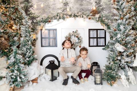 ensaio de natal bebê touca de papai noel brasilia df registrado pela fotógrafa letícia franco papai noel arvore guirlanda pijama carter's carters  trailer neve
'