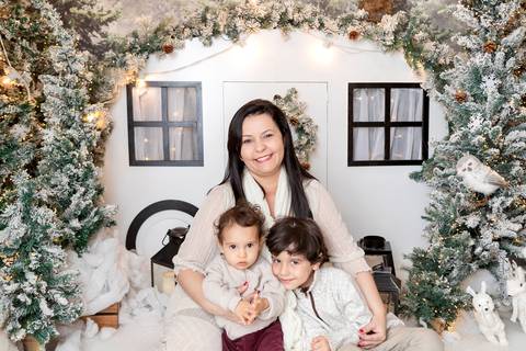 ensaio de natal bebê touca de papai noel brasilia df registrado pela fotógrafa letícia franco papai noel arvore guirlanda pijama carter's carters  trailer neve
'